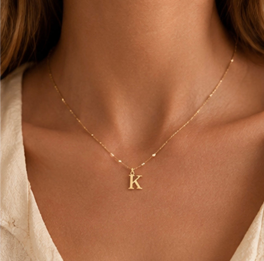 Collar con Colgante de Letra, Joyería Dorada para Mujer, Ligero y Elegante