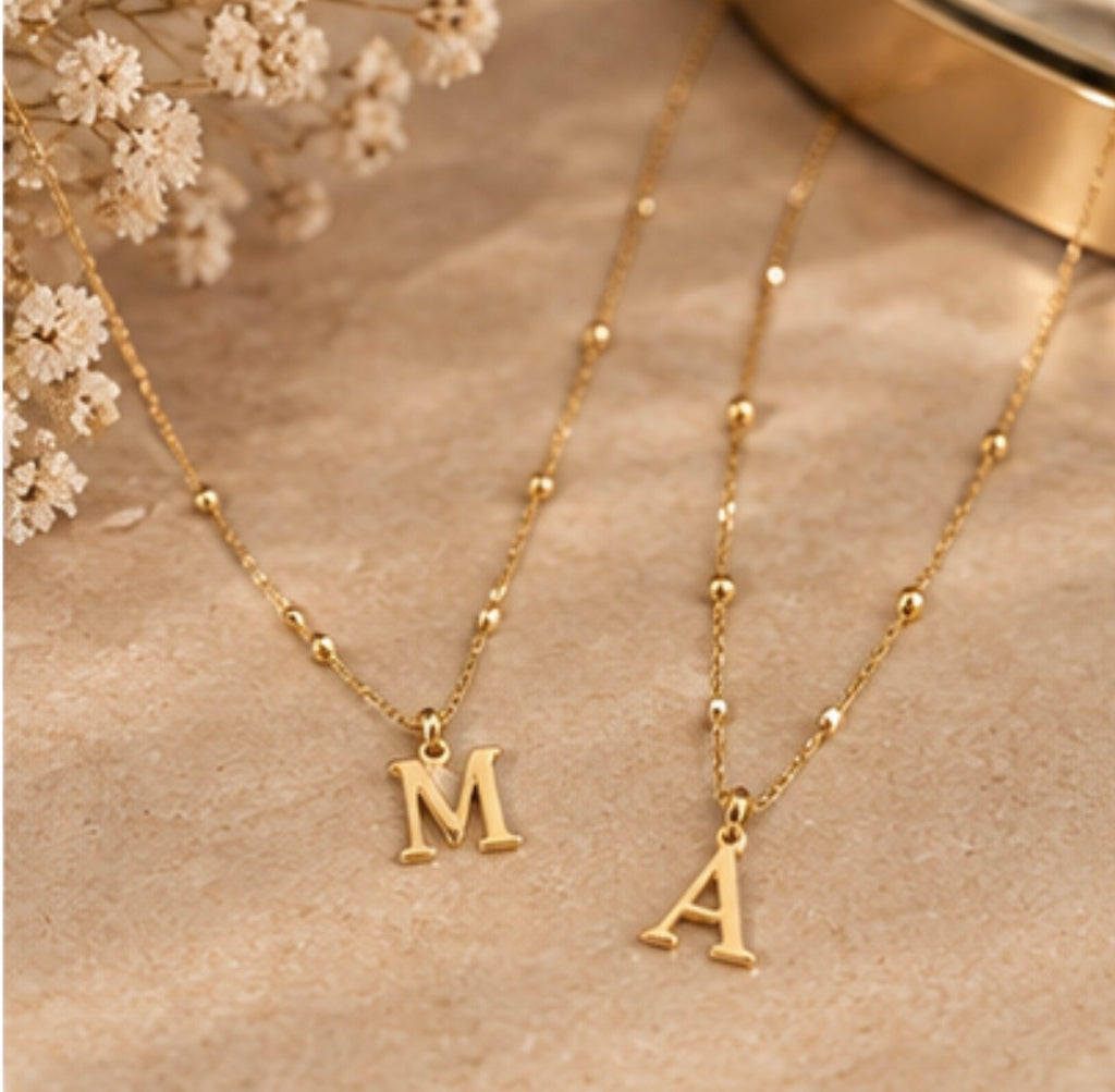 Collar con Colgante de Letra, Joyería Dorada para Mujer, Ligero y Elegante