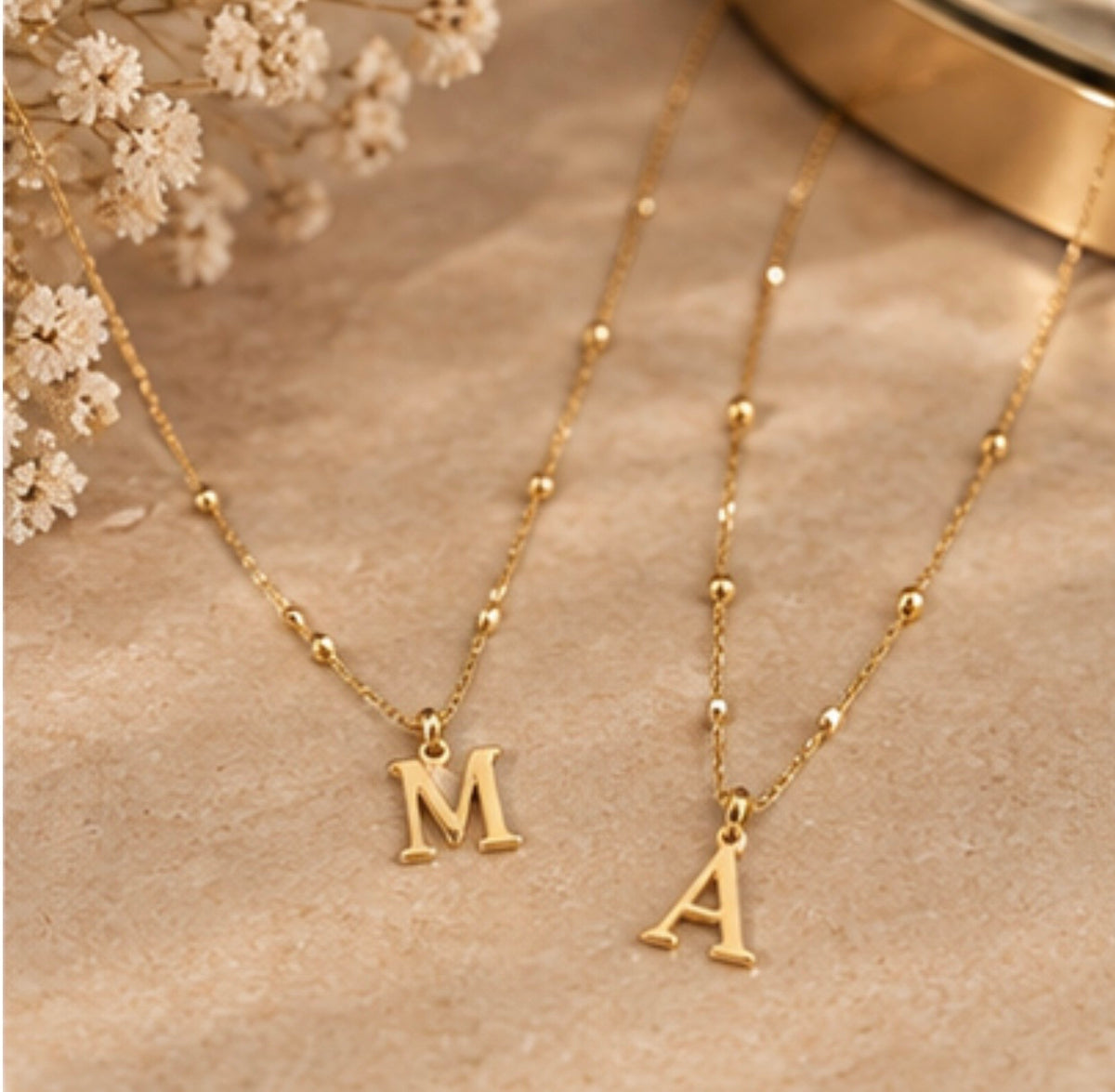 Collar con Colgante de Letra, Joyería Dorada para Mujer, Ligero y Elegante