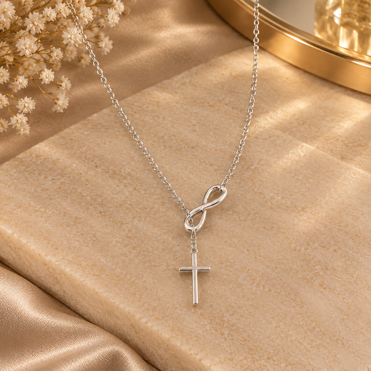 Collar con Colgante de Cruz