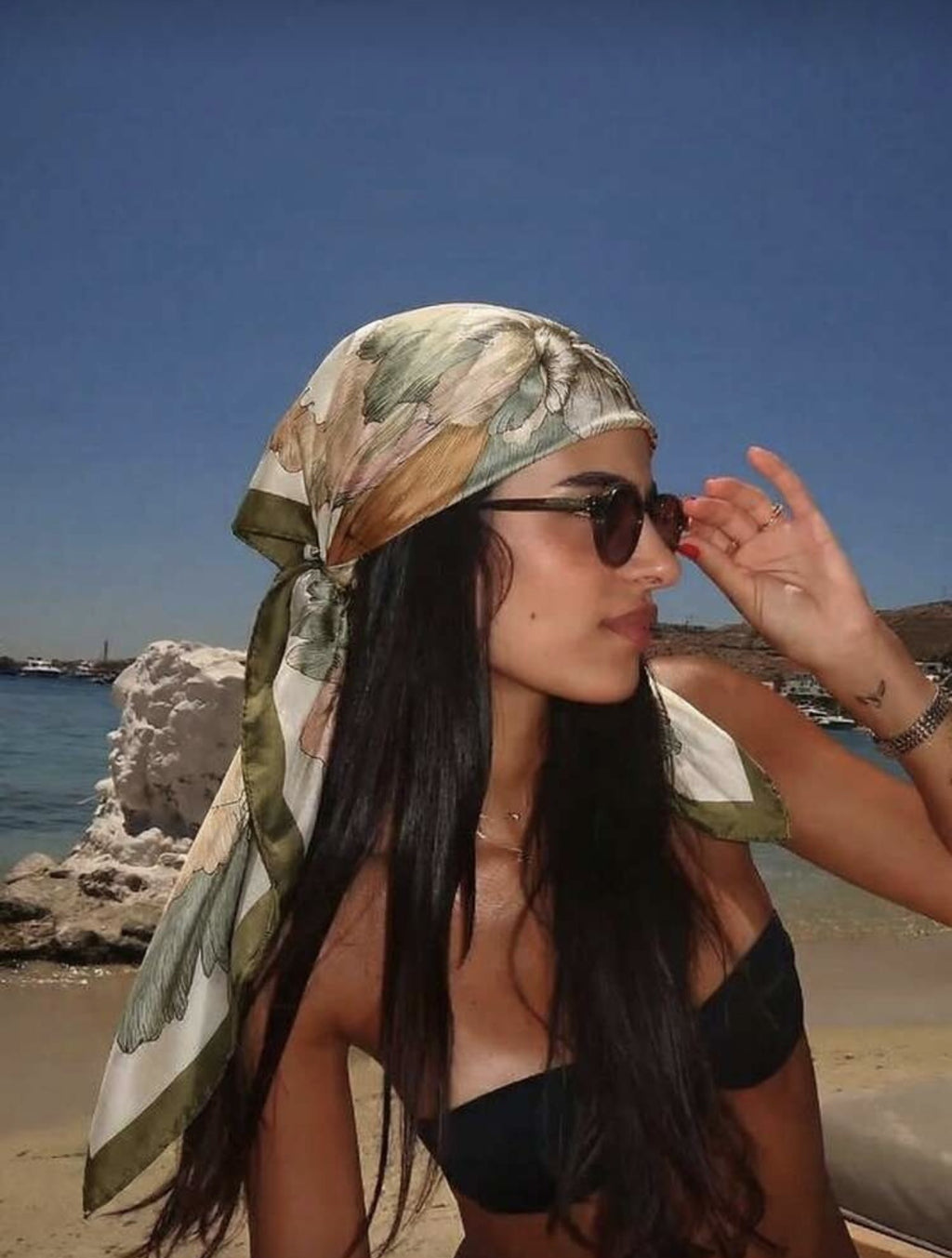 Pañuelo Cuadrado de Satén para Mujer – Accesorio de Moda