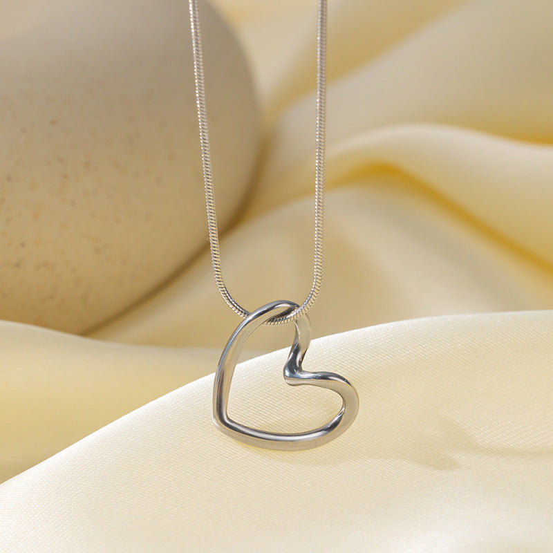 Collar de corazón minimalista