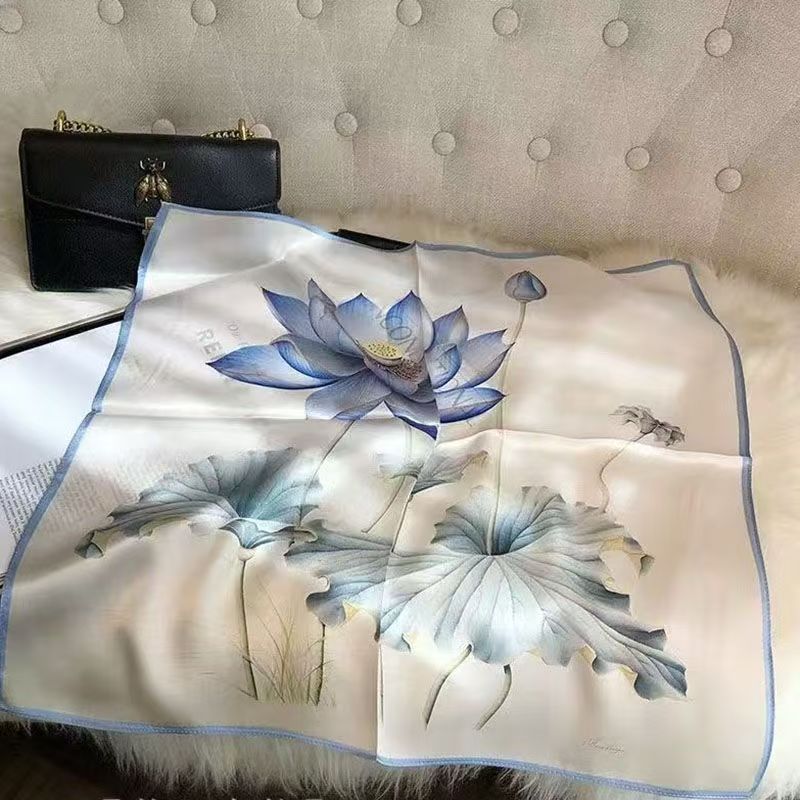 Pañuelo Cuadrado de Mujer – Ligero y Elegante