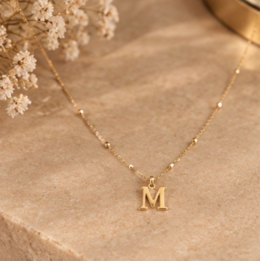 Collar con Colgante de Letra, Joyería Dorada para Mujer, Ligero y Elegante
