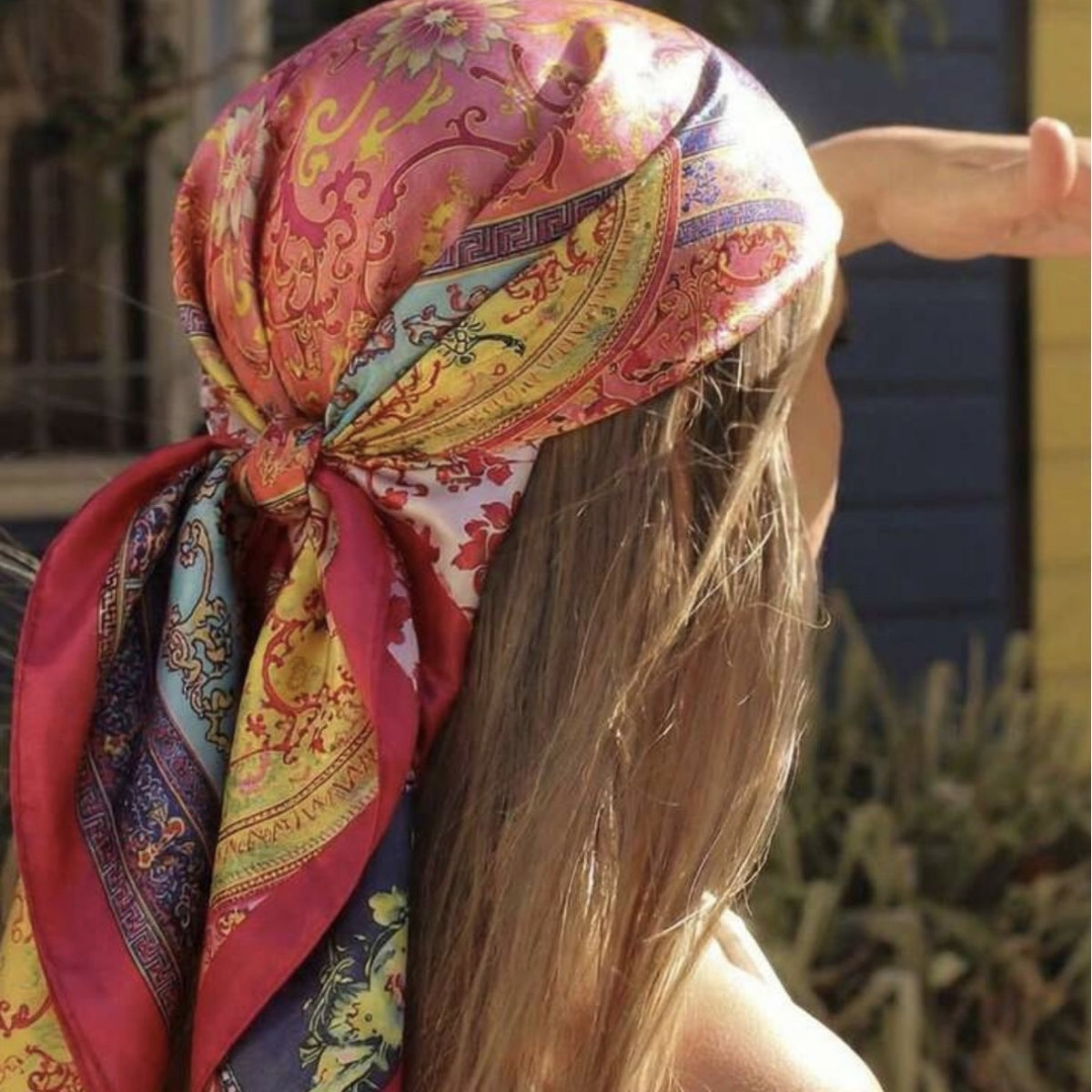 Pañuelo Cuadrado de Satén para Mujer – Accesorio de Moda
