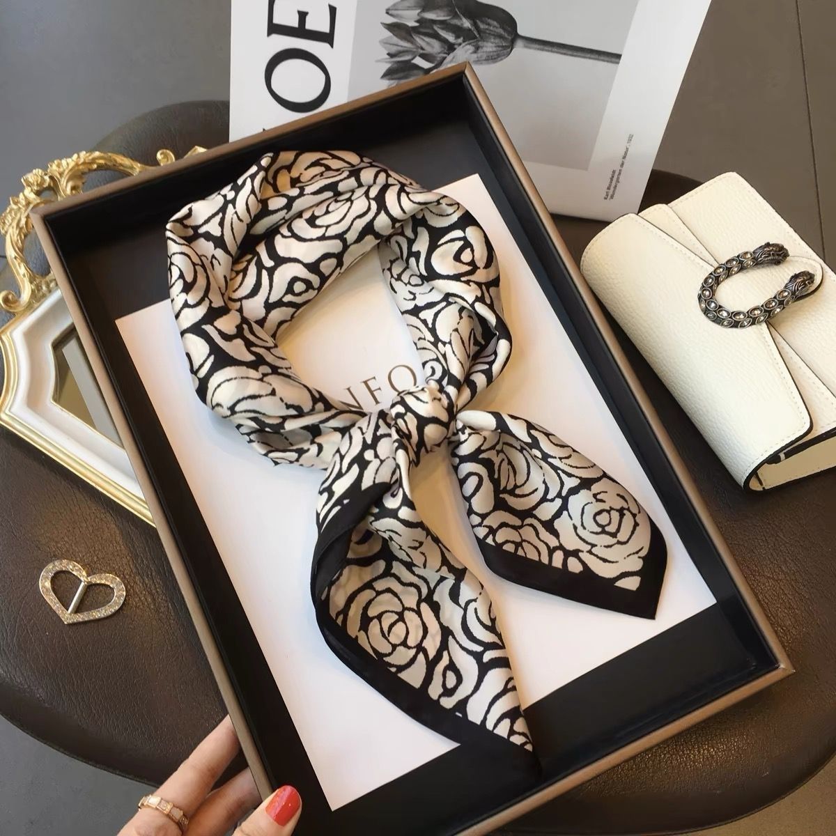 Pañuelo Cuadrado de Mujer – Ligero y Elegante