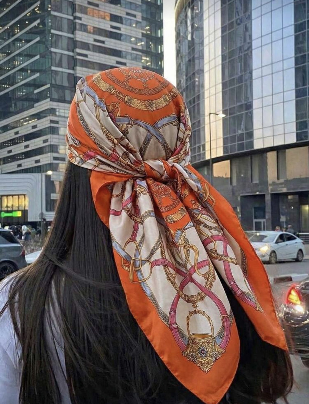 Pañuelo Cuadrado de Satén para Mujer – Accesorio de Moda