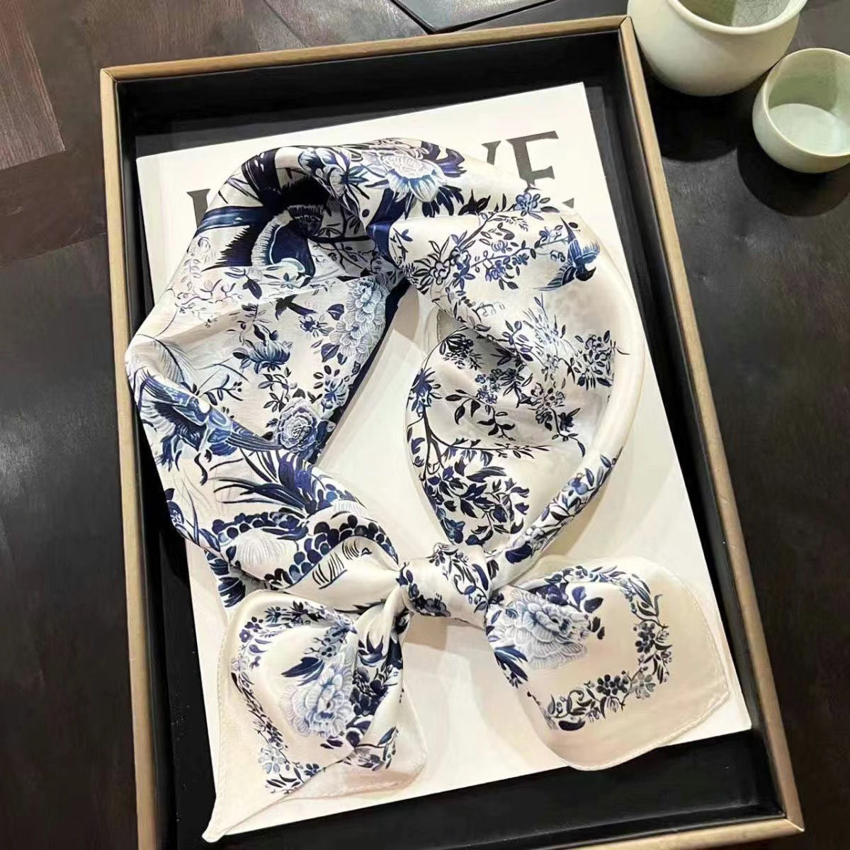 Pañuelo Cuadrado de Mujer – Ligero y Elegante