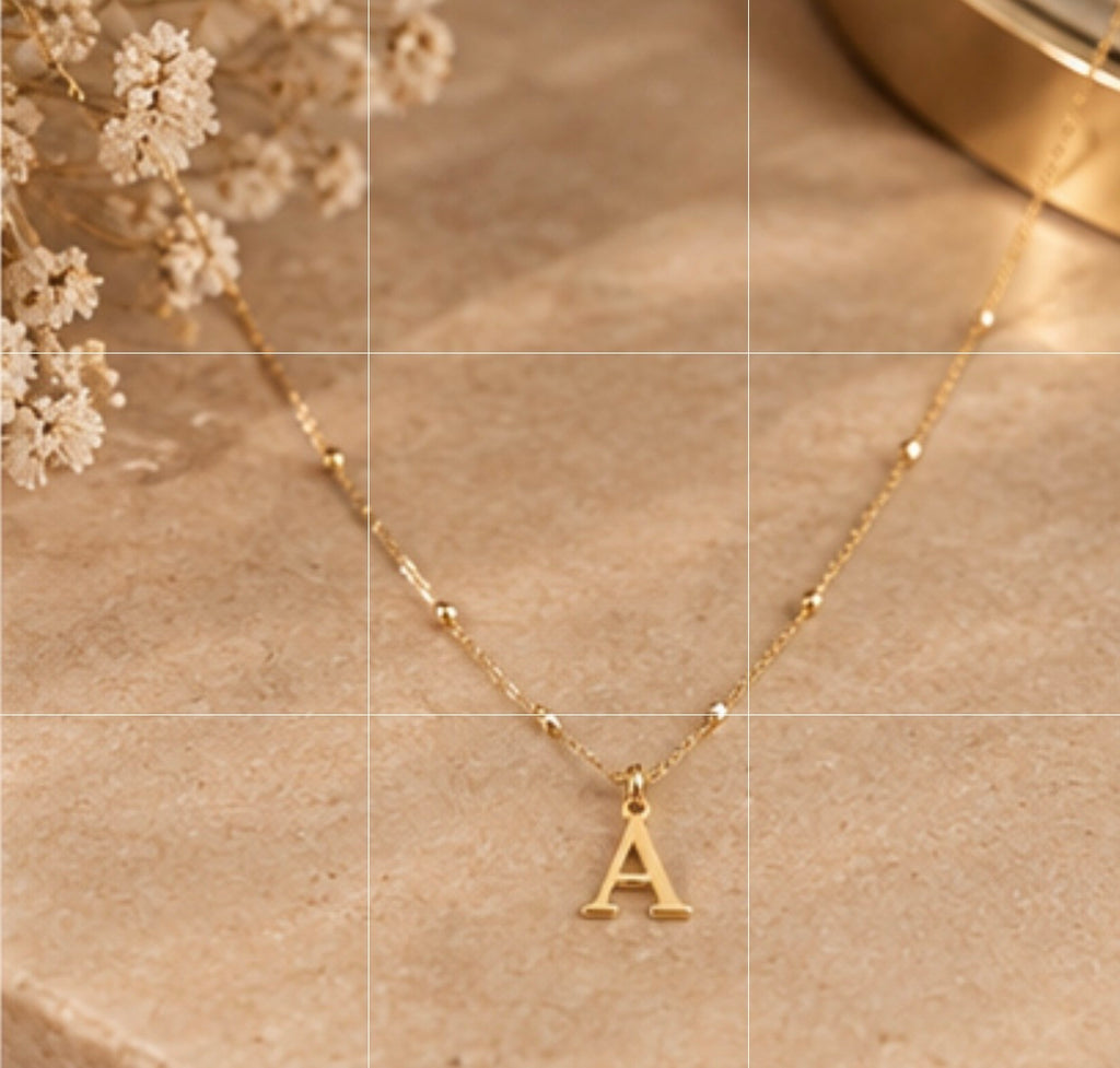 Collar con Colgante de Letra, Joyería Dorada para Mujer, Ligero y Elegante