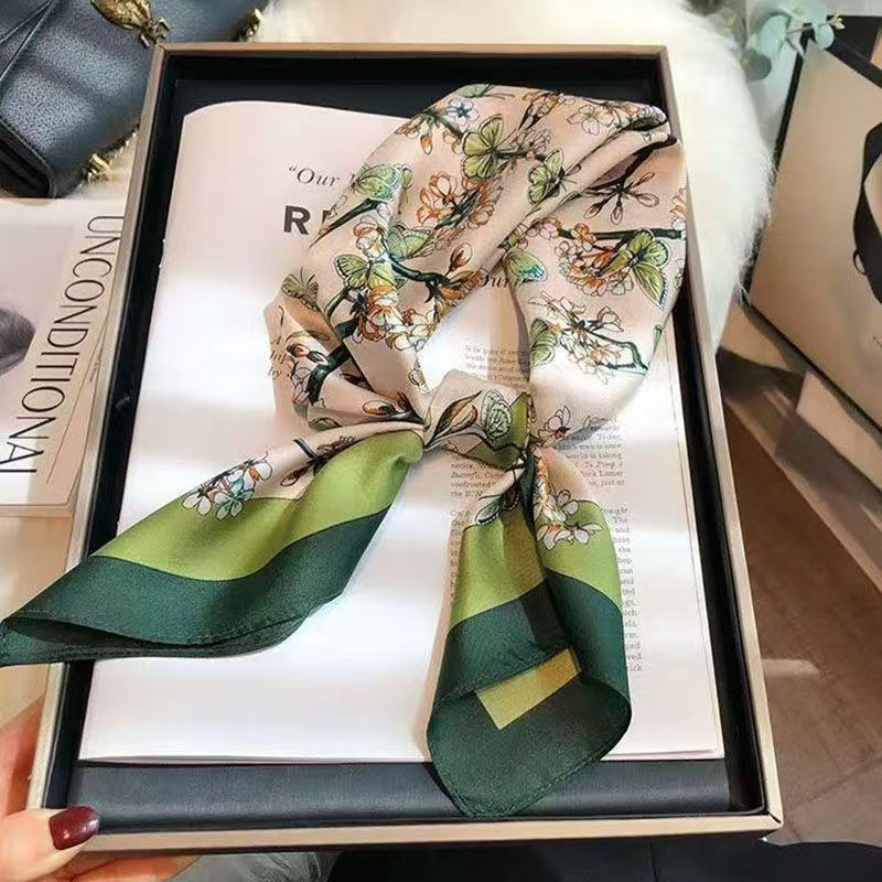 Pañuelo Cuadrado de Mujer – Ligero y Elegante