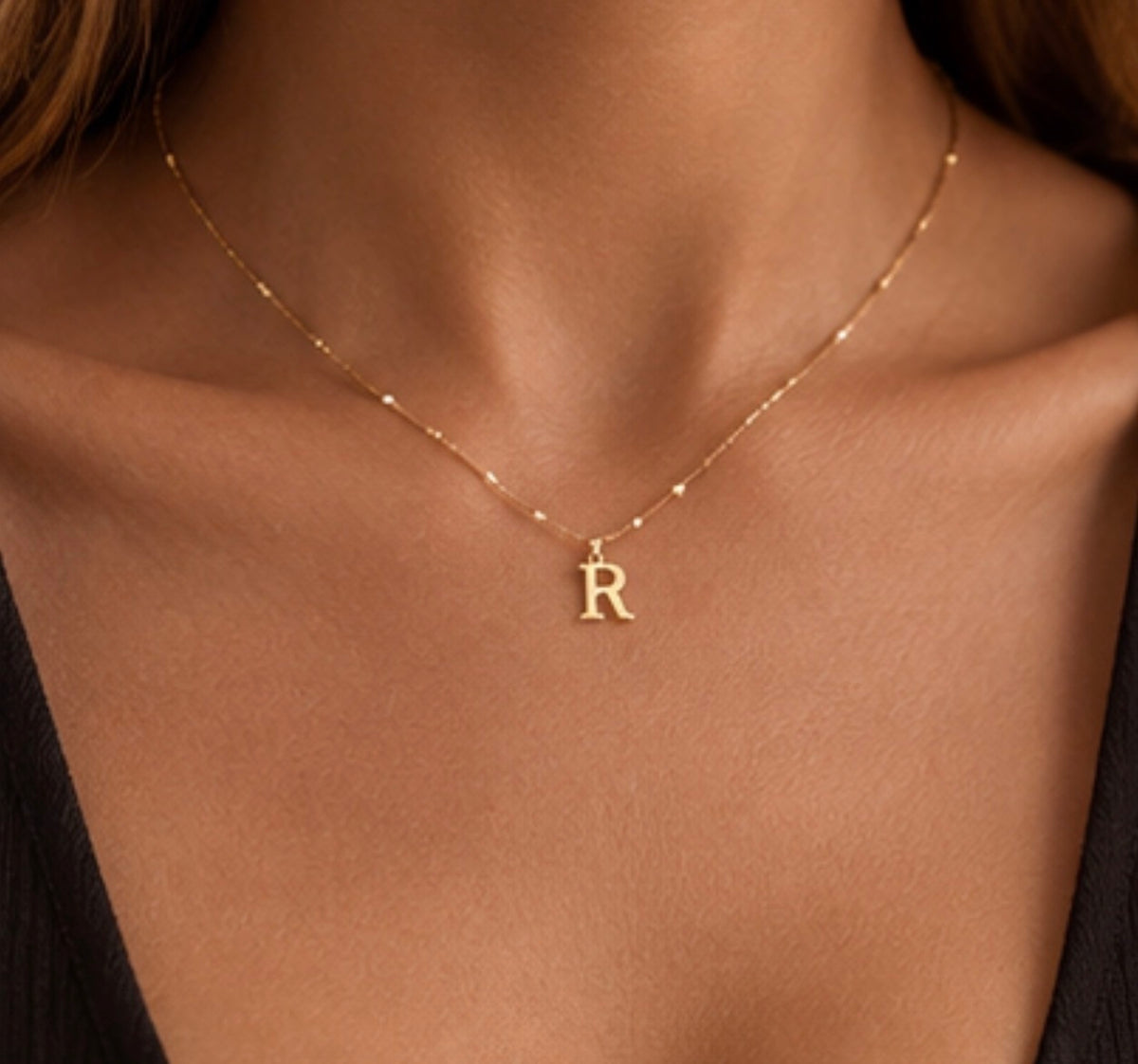 Collar con Colgante de Letra, Joyería Dorada para Mujer, Ligero y Elegante