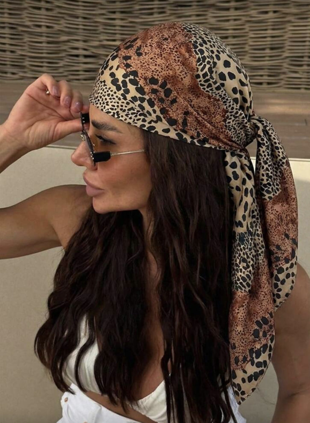 Pañuelo Cuadrado de Satén para Mujer – Accesorio de Moda