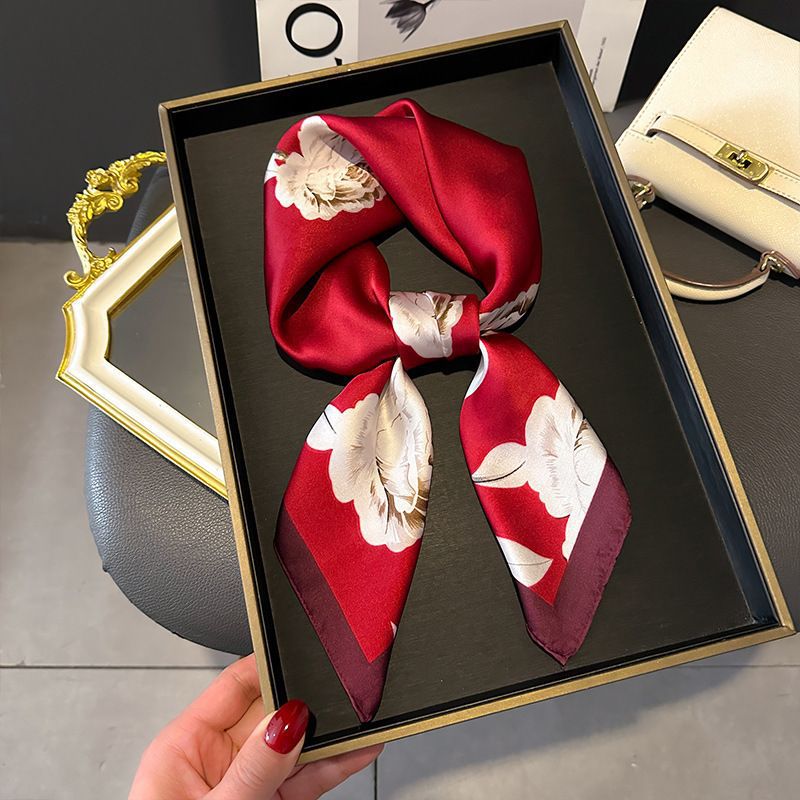 Pañuelo Cuadrado de Mujer – Ligero y Elegante