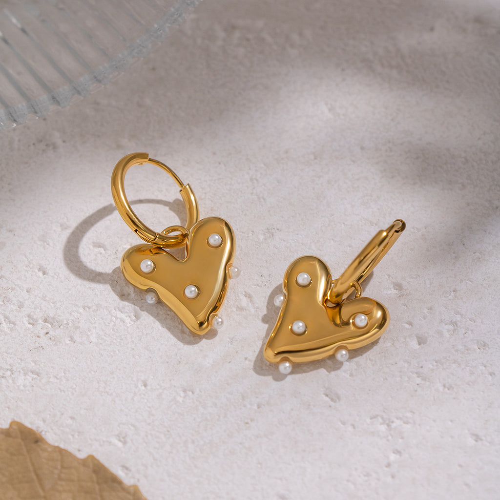 Pendientes Chapados en Oro con Cuentas de Concha en Forma de Corazón