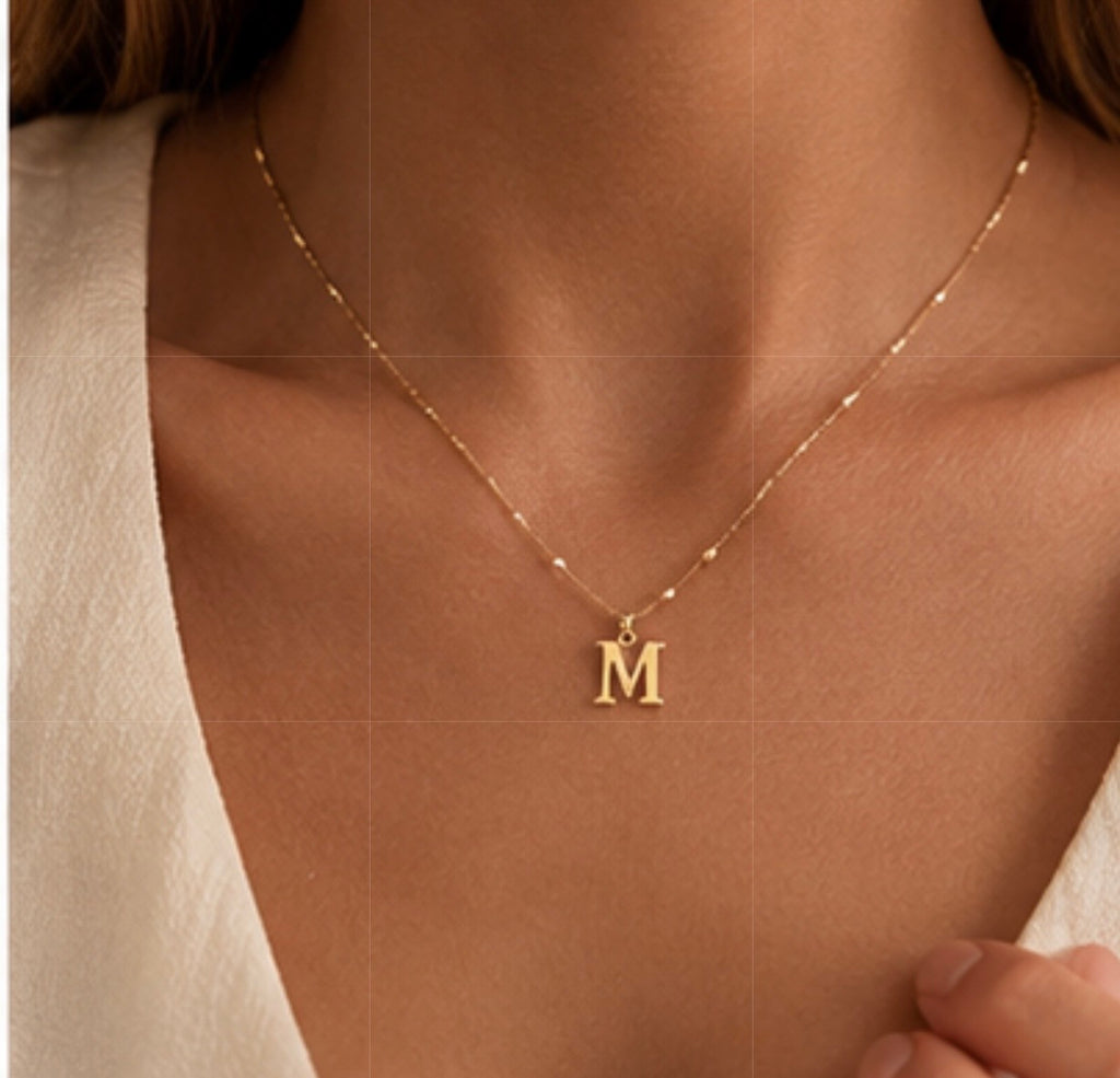 Collar con Colgante de Letra, Joyería Dorada para Mujer, Ligero y Elegante