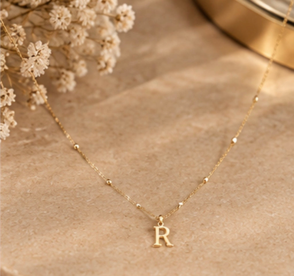 Collar con Colgante de Letra, Joyería Dorada para Mujer, Ligero y Elegante