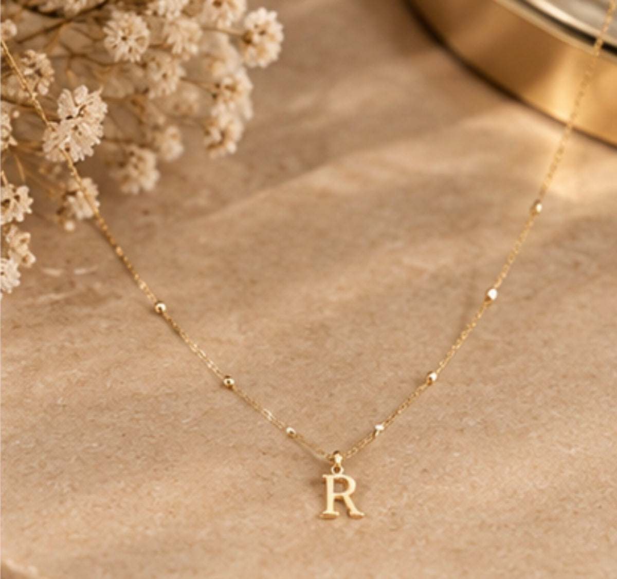 Collar con Colgante de Letra, Joyería Dorada para Mujer, Ligero y Elegante