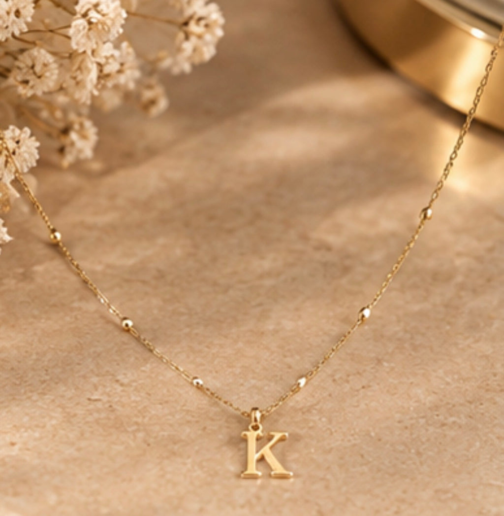 Collar con Colgante de Letra, Joyería Dorada para Mujer, Ligero y Elegante