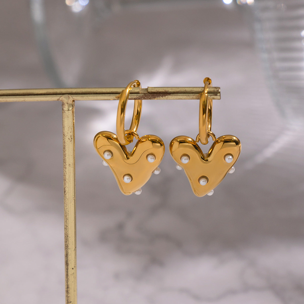 Pendientes Chapados en Oro con Cuentas de Concha en Forma de Corazón
