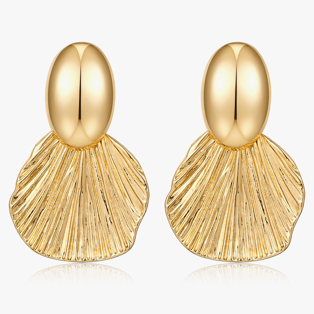 Pendientes de latón chapado en oro con diseño de hojas