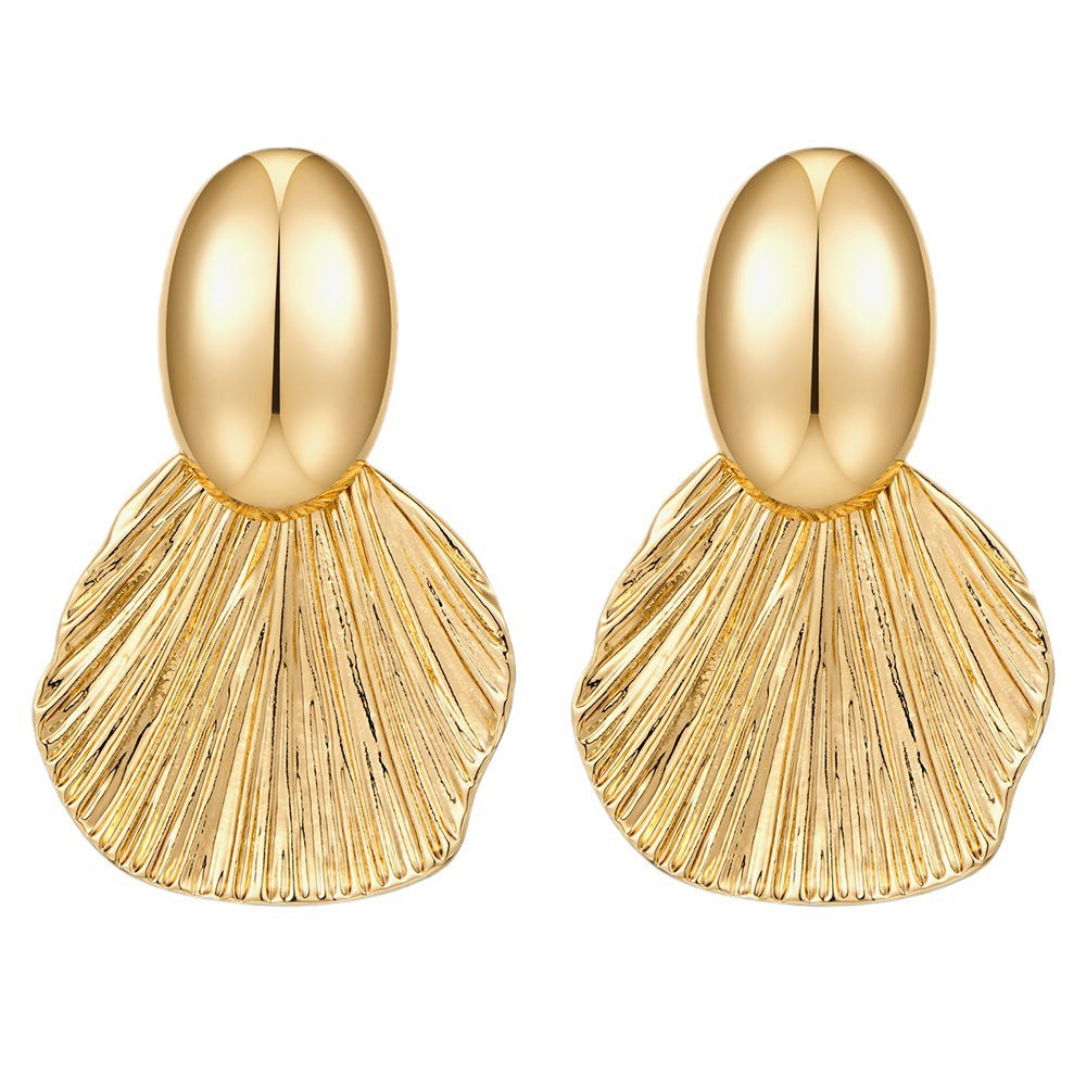 Pendientes de latón chapado en oro con diseño de hojas