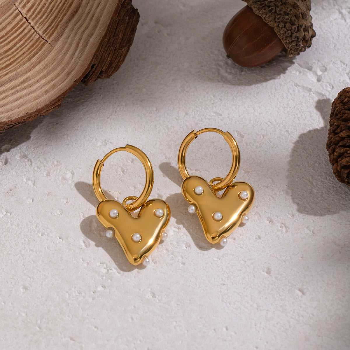 Pendientes Chapados en Oro con Cuentas de Concha en Forma de Corazón
