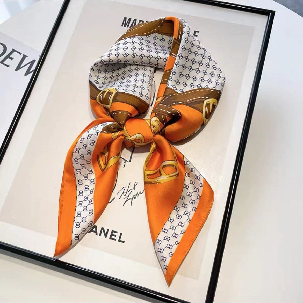 Pañuelo Cuadrado de Mujer – Ligero y Elegante