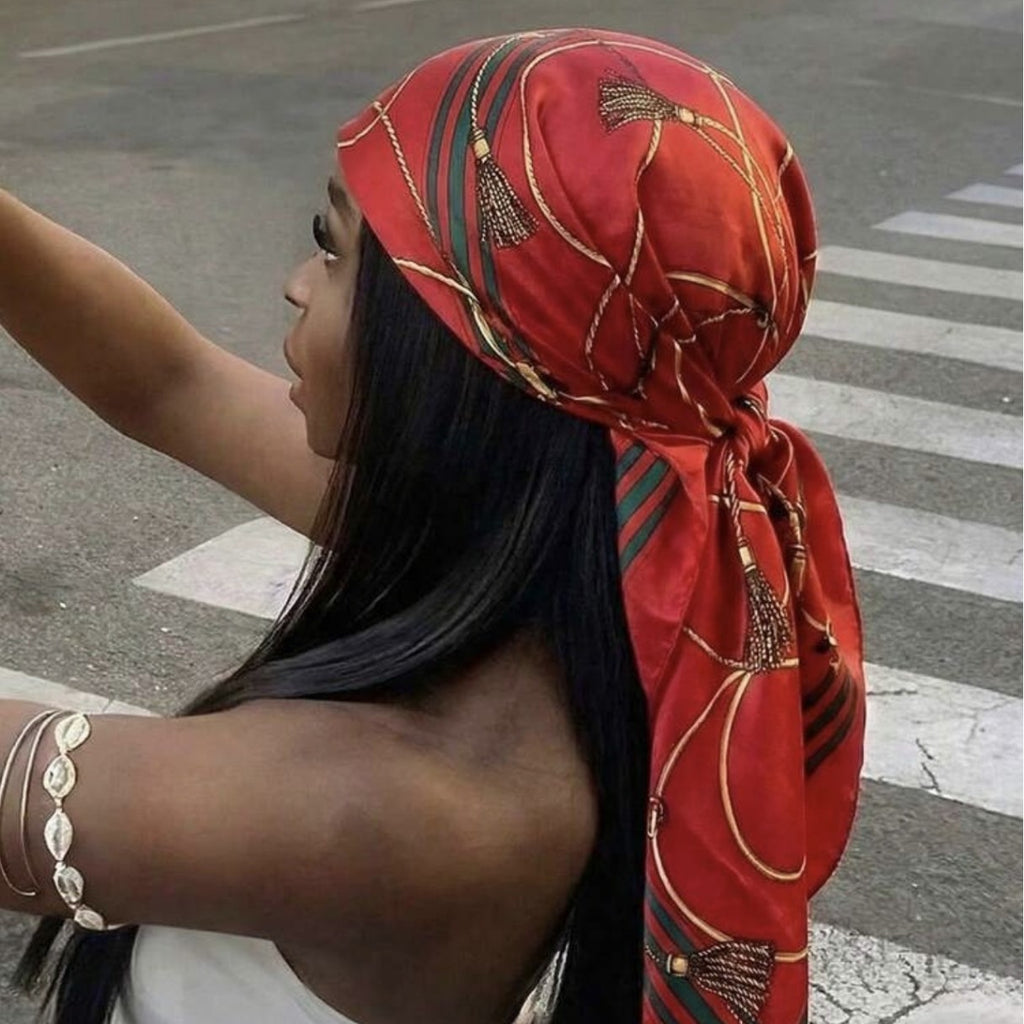 Pañuelo Cuadrado de Satén para Mujer – Accesorio de Moda
