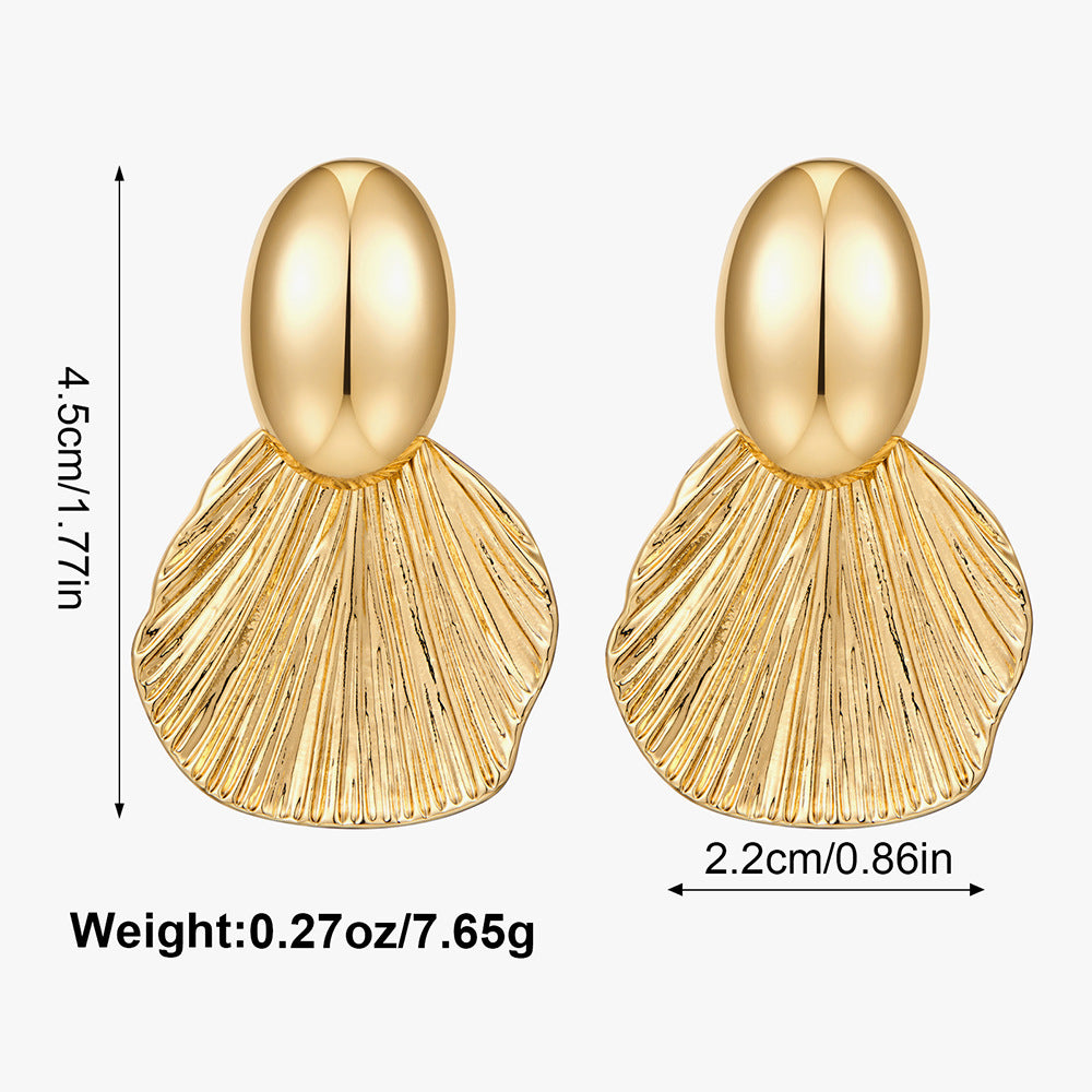 Pendientes de latón chapado en oro con diseño de hojas
