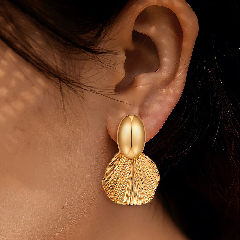 Pendientes de latón chapado en oro con diseño de hojas