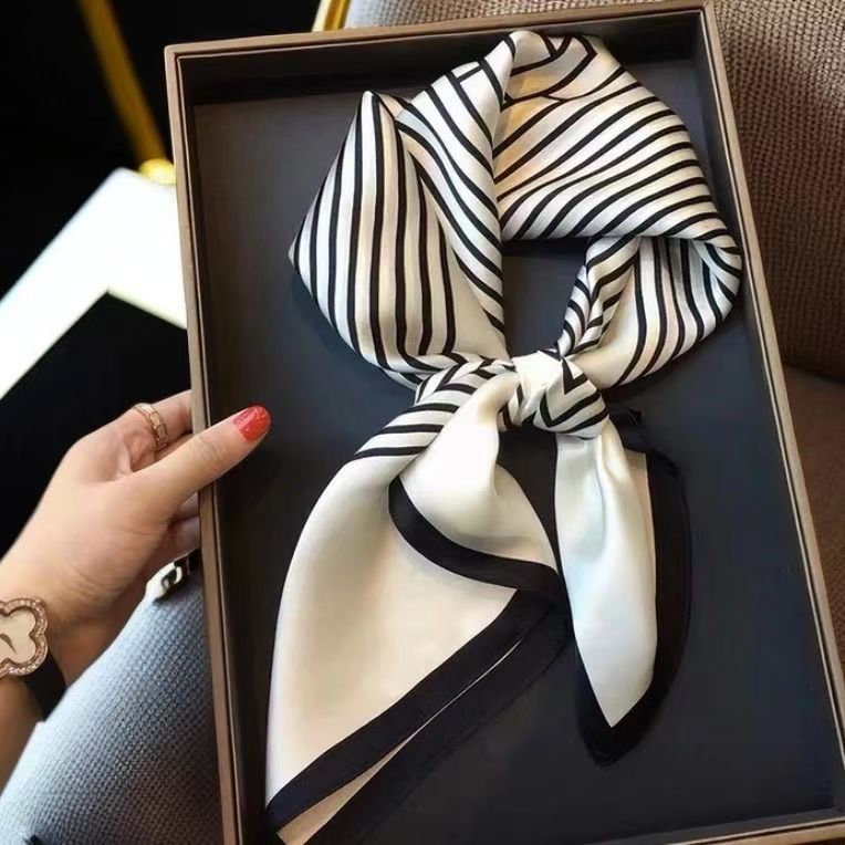Pañuelo Cuadrado de Mujer – Ligero y Elegante