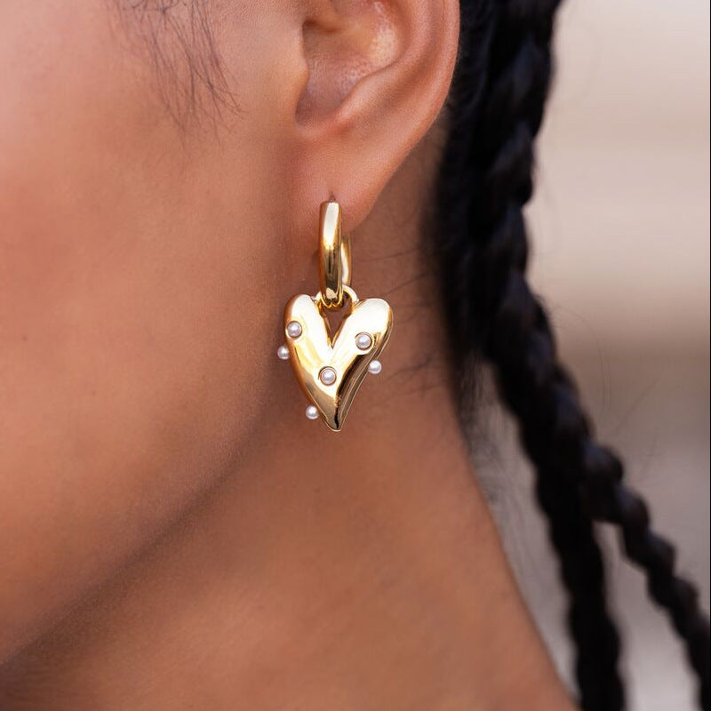 Pendientes Chapados en Oro con Cuentas de Concha en Forma de Corazón
